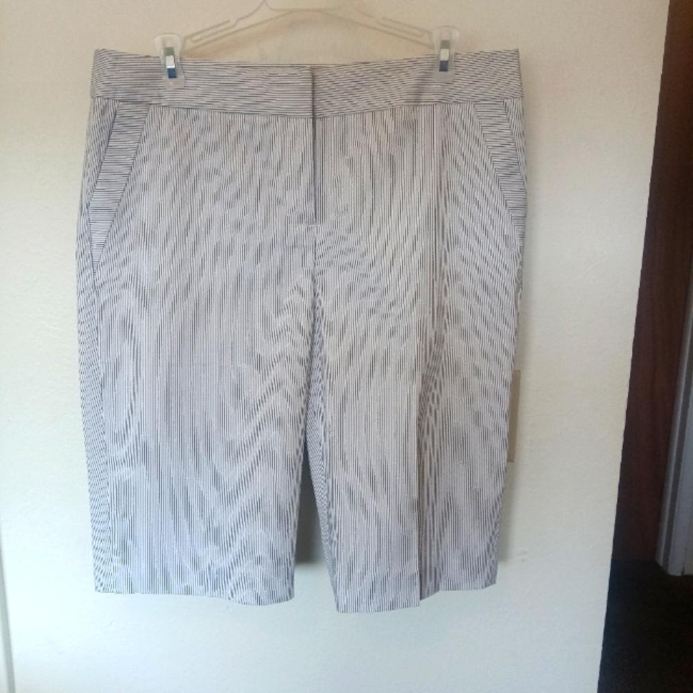 Pin Stripes Bermudas. Willi Smith Size 8. Yhating, Old Money, Preppy.